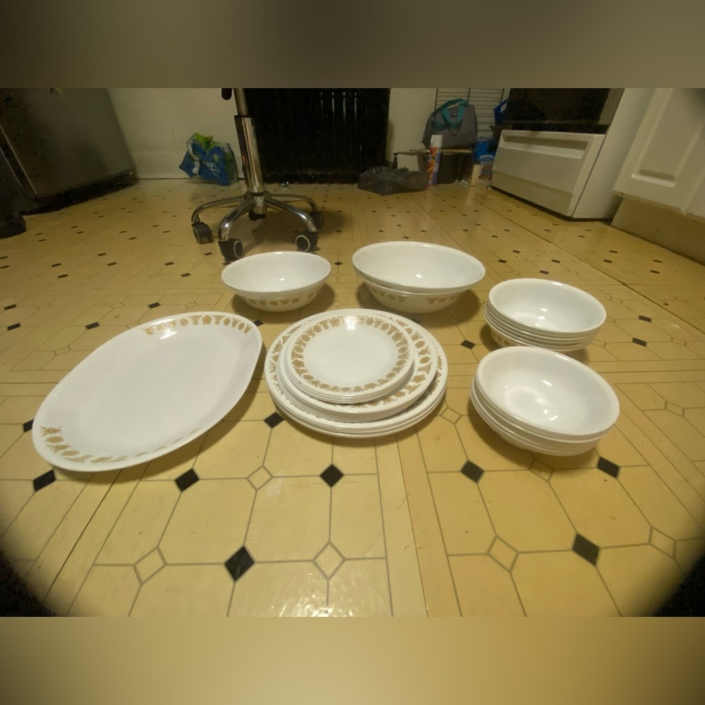 Vintage print correlle dish set